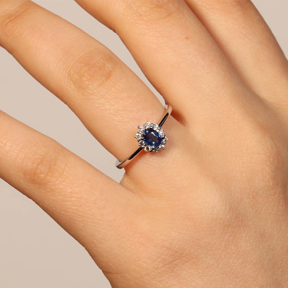 anello fabio ferro kate mini in oro bainco con diamanti e zaffiro blu